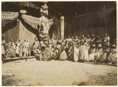 [Wzdłuż ścian stłoczyła się różnorodna rzesza wojowników i ich żon] autorstwa Edward S. Curtis