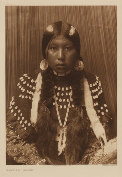 Dusty Dress - Kalispel autorstwa Edward S. Curtis