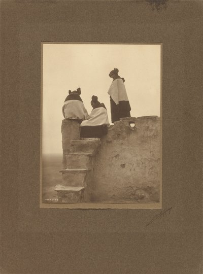 [Hopi, obserwujący tancerzy] autorstwa Edward S. Curtis