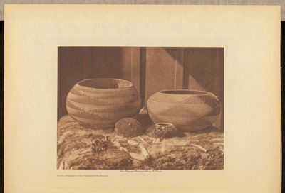 Kosze Pomo i koraliki magnezytowe autorstwa Edward S. Curtis