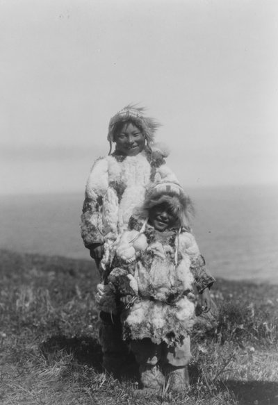 Małe dziecko i starszy Eskimos w parkach z kaczej skóry, wyspa Nunivak, Alaska, ok. 1929 r. (zdjęcie czarno-białe) autorstwa Edward Sheriff Curtis