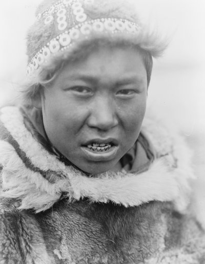 Młody Eskimos z Hooper Bay na Alasce, ok. 1929 r. (zdjęcie czarno-białe) autorstwa Edward Sheriff Curtis