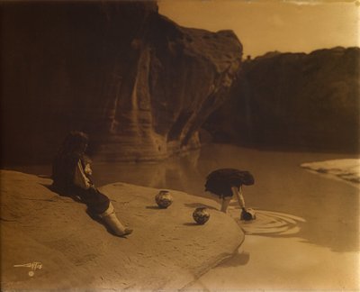 Przy starej studni w Acoma, ok. 1904 r. (orotone) autorstwa Edward Sheriff Curtis