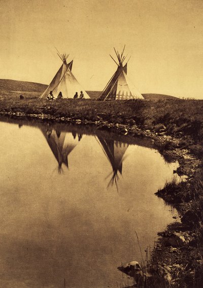 Nad wodą: obóz piegan nad zbiornikiem wodnym. Zdjęcie pochodzi z tomu 6 encyklopedii wydanej przez Edwarda S. Curtisa (1868-1952) na temat Indian Ameryki Północnej, z przedmową Theodore