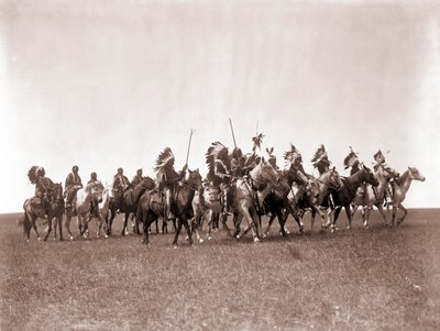 Brule Sioux War Party, Edward S. Curtis, ok. 1907 (stonowany srebrny nadruk) autorstwa Edward Sheriff Curtis