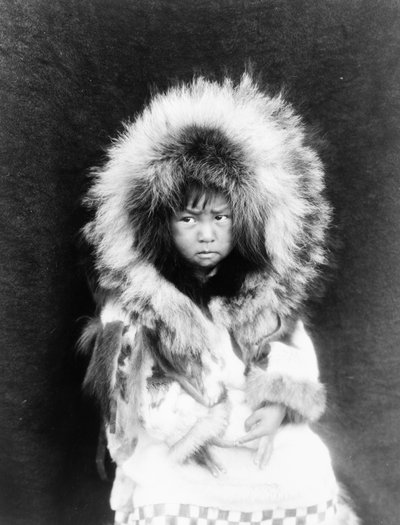 Eskimoskie dziecko z Noatak na Alasce, ok. 1929 r. (zdjęcie czarno-białe) autorstwa Edward Sheriff Curtis