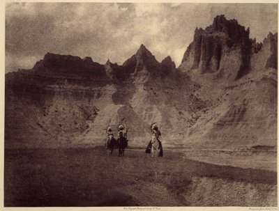 Na Badlandach. To niesamowite zdjęcie zostało wykonane w Sheep Mountain, w rezerwacie Pine Rige, Badlands, Dakota Południowa. Zdjęcie pochodzi z tomu 3 encyklopedii Edwarda S. Curtisa (1868-1952) na temat Indian północnoamerykańskich, z przedmową Theodore