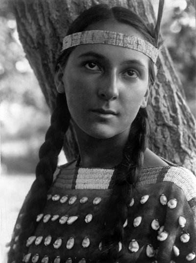 Lucille, kobieta z Dakoty, ok. 1908, fot. Edward S. Curtis autorstwa Edward Sheriff Curtis