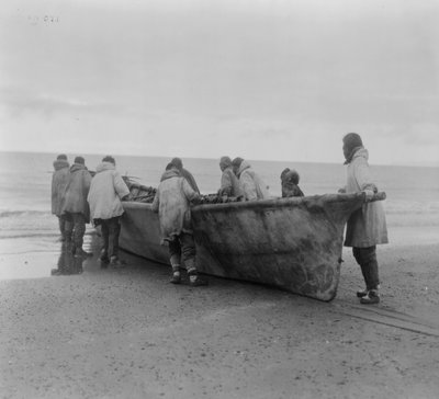 Rdzenni Amerykanie spuszczają na wodę łódź wielorybniczą w Cape Prince of Wales na Alasce, ok. 1929 r. (zdjęcie czarno-białe) autorstwa Edward Sheriff Curtis