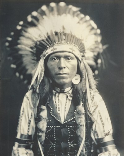 Czerwony Grzmot, Nez Perce (bratanek Wodza Józefa) autorstwa Edward Sheriff Curtis