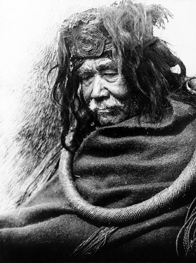 Hamatsa, Nakoaktok ok. 1910 Półpostaciowy portret mężczyzny Nakoaktok, zwróconego w lewo, noszącego ceremonialną pętlę z korzenia cedru. autorstwa Edward Sheriff Curtis