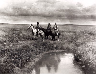 Trzech wodzów Indian amerykańskich, ok. 1900 r. (fotograwiura) (zdjęcie czarno-białe) autorstwa Edward Sheriff Curtis