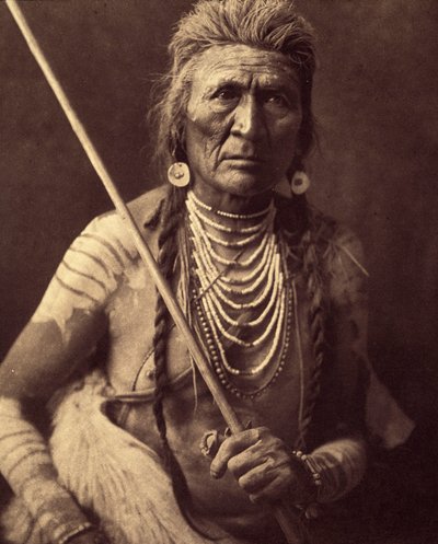 Wilk, indiański Apsaroke (Wilk - Apsaroke również czasami pisane jako Absaroke) Zdjęcie pochodzi z czwartego tomu encyklopedii opublikowanej przez Edwarda S. Curtisa (1868-1952) na temat Indian Ameryki Północnej, z przedmową Theodore