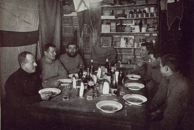 The Men, kolacja z okazji Dnia Środka Zimy, Brytyjska Ekspedycja Antarktyczna, Cape Evans, 22 czerwca 1912 (zdjęcie czarno-białe) autorstwa Edward W. Nelson