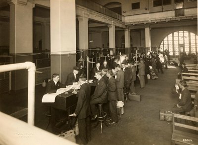 Rejestracja imigrantów w Sali Głównej Stacji Imigracyjnej Stanów Zjednoczonych, 1902-10 autorstwa Edwin Levick