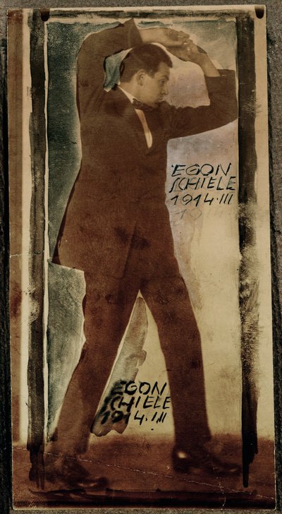 Egon Schiele z uniesionymi ramionami ... (zdjęcie ilustracyjne) autorstwa Egon Schiele