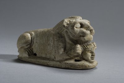 Pokrywka leżącego lwa trzymającego głowę, Napata-Meroe, Górna Nubia (steatyt) autorstwa Egyptian