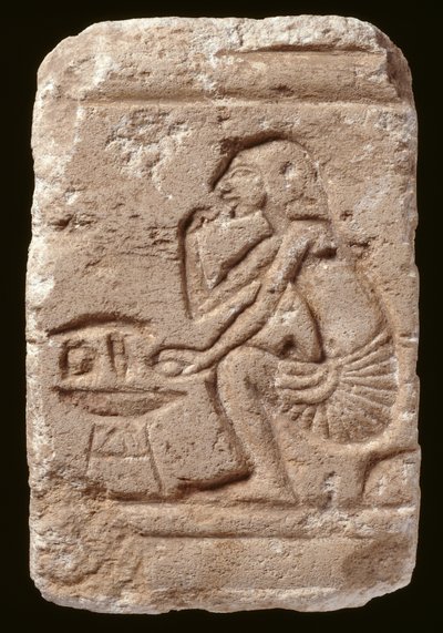 Relief mężczyzny siedzącego przy stole, Okres Amarna (wapień) autorstwa Egyptian