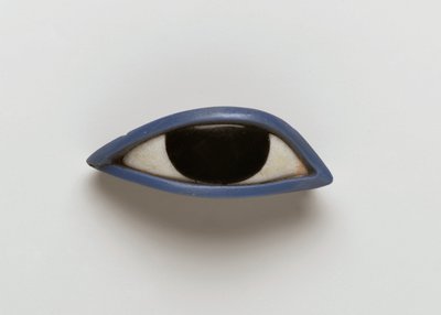 Prawe oko z trumny antropoidalnej (obsydian, kryształ i niebieskie szkło) autorstwa Egyptian