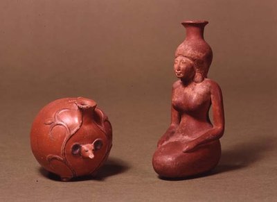 Naczynia w kształcie dziewczynki i jeża (ceramika) autorstwa Egyptian