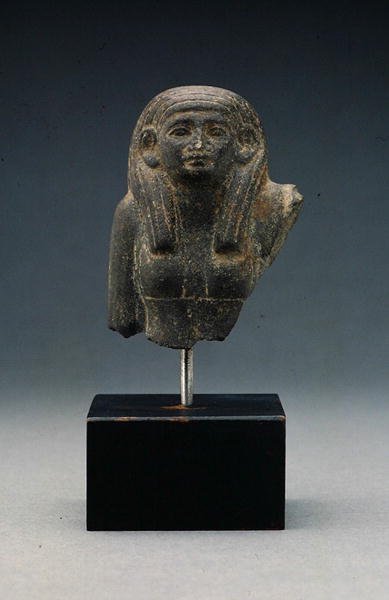 Głowa i ramiona kobiety z posągu zbiorowego, prawdopodobnie diady pogrzebowej, Państwo Środka (bazalt) autorstwa Egyptian 12th Dynasty