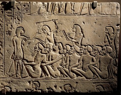 Grupa murzyńskich więźniów otoczona przez strażników uzbrojonych w pałki, podczas gdy skryba sporządza raport, relief z grobowca Horemheba w Sakkarze autorstwa Egyptian 18th Dynasty
