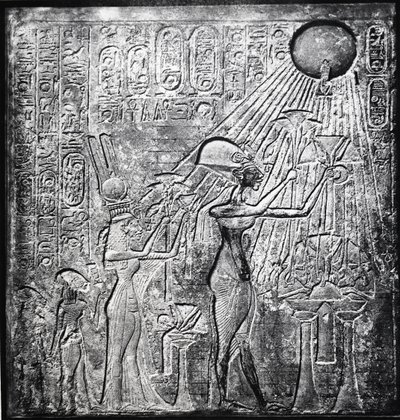 Faraon heretycki Echnaton (Amenhotep IV), panował od ok. 150 pne, tutaj z Nefertiti i ich dwiema córkami ofiarującymi dary Słońcu. Relief pierwotnie w Świątyni Słońca w Tebach. Odzież lniana autorstwa Egyptian 18th Dynasty