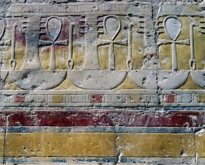 Ankh, hieroglificzny znak życia, Dżed, symbol przypominający filar i Uas, znak berła, malowane reliefy, kaplica Hathor, świątynia grobowa królowej Hatszepsut, Deir el-Bahri, Teby, cywilizacja egipska, Nowe Królestwo, XVIII dynastia autorstwa Egyptian 18th Dynasty