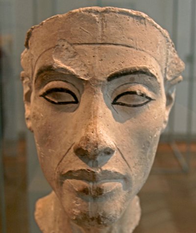 Popiersie Nefretete (ok. 1370- ok. 1330 p.n.e.) Wielka królewska żona (główna małżonka) egipskiego faraona Echnatona. Nefertiti i jej mąż byli znani z rewolucji religijnej. Zaczęli czcić tylko jednego boga, Atena, tarczę słoneczną. autorstwa Egyptian 18th Dynasty