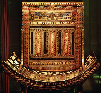 Ceremonialne krzesło Tutanchamona, detal zakrzywionego siedziska i oparcia, Nowe Królestwo, ok. 1325 pne (drewno pozłacane i inkrustowane) (detal z 59232) autorstwa Egyptian 18th Dynasty