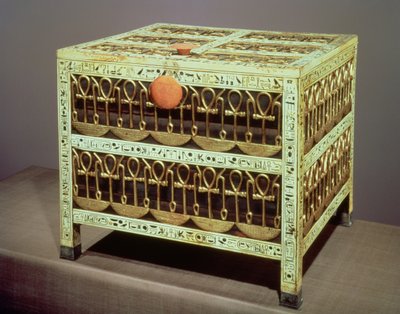 Skrzynia ze skarbca grobowca Tutanchamona (ok. 1370-52 pne) Nowe Królestwo (drewno i kość słoniowa z zastosowanym złotem i srebrem) autorstwa Egyptian 18th Dynasty