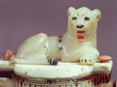 Detal wieczka słoja na maści z postacią króla jako lwa, z grobowca Tutanchamona (ok. 1370-52 pne) Nowe Królestwo (malowany alabaster) (patrz także 148194) autorstwa Egyptian 18th Dynasty
