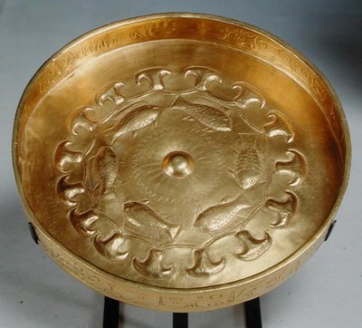 Naczynie Generalnego Dyżurów Djehut zdobione rybami i kwiatami, Nowe Państwo, ok. 1479-1425 (złoto) autorstwa Egyptian 18th Dynasty