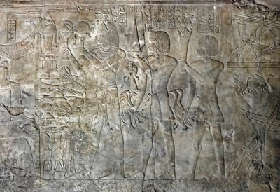 Starożytność egipska: łączy z grobu Kha em Het (Khaemhat) inspektora strychów i pisarza z dworem Amenophisa III (TT57) reprezentującego ofiarodawców. XVIII dynastia. 1530-1290 pne. Dolina Szlachty. Luksor, Zachodni Brzeg, Egipt autorstwa Egyptian 18th Dynasty