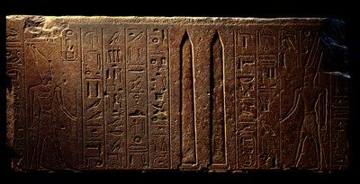 Egipski antyczny: fragment wyrytego fresku przedstawiającego królową Hatszepsut (po lewej) i dwa obeliski w świątyni Amona - 15 rok jej panowania (1475-1468 pne) XVIII dynastia - Luksor, Muzeum Sztuki Egipskiej autorstwa Egyptian 18th Dynasty