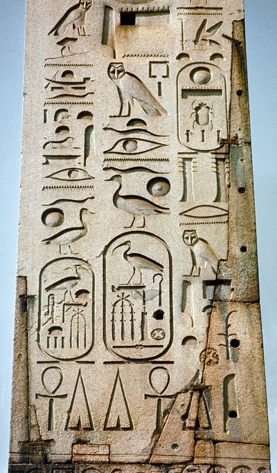 Starożytność egipska: fragment obelisku na Lateranie pokryty hieroglifami ze świątyni Amona w Tebach. XV wiek p.n.e. Plac św. Jana, Rzym autorstwa Egyptian 18th Dynasty