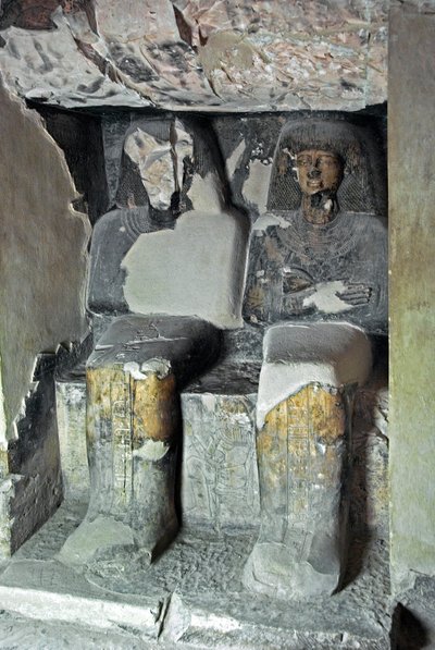 Starożytność egipska: rzeźby w pobliżu grobowca Kha em Het (Khaemhat) inspektora strychów i skryby na dworze Amenophisa III (TT57) przedstawiające skrybę i Imhotepa. XVIII dynastia. 1530-1290 pne. Dolina Szlachty. Luksor, Zachodni Brzeg, Egipt autorstwa Egyptian 18th Dynasty