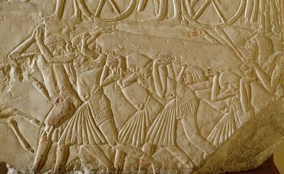 Starożytność egipska: niewolnicy niosący obelisk podczas wielkich dzieł faraońskiego Egiptu. Fragment płaskorzeźby z grobu starszego urzędnika z końca XVIII dynastii. 1570-1320 pne. Bolonia, Civico Museo Archeologico autorstwa Egyptian 18th Dynasty