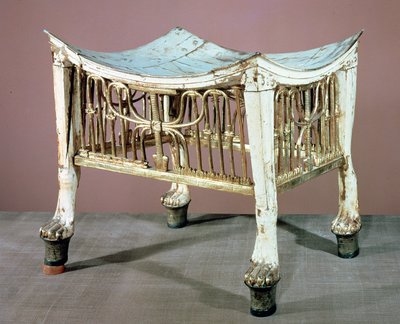 Podnóżek używany przez króla-dziecko na początku jego panowania, z grobowca Tutanchamona (ok. 1370-52 pne) Nowe Królestwo (malowane i pozłacane drewno) (patrz także 391015) autorstwa Egyptian 18th Dynasty