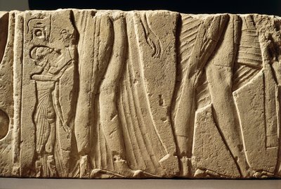 Fragment rzeźbionej ściany przedstawiającej księżniczkę towarzyszącą rodzicom z synem Akhenatona, z Hermopolis autorstwa Egyptian 18th Dynasty