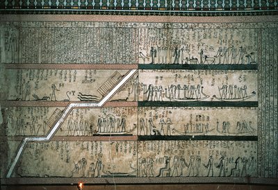 Freski przedstawiające Księgę Amduat, Podróż łodzią solarną, na wschodniej ścianie komór grobowych autorstwa Egyptian 18th Dynasty