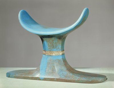 Zagłówek, z grobowca Tutanchamona (ok. 1370-52 pne) Nowe Królestwo (niebieska pasta szklana) autorstwa Egyptian 18th Dynasty
