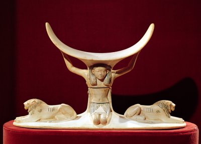 Zagłówek z Shu, egipskim bogiem powietrza, z grobowca Tutanchamona, Nowe Królestwo (patrz także 391029) autorstwa Egyptian 18th Dynasty