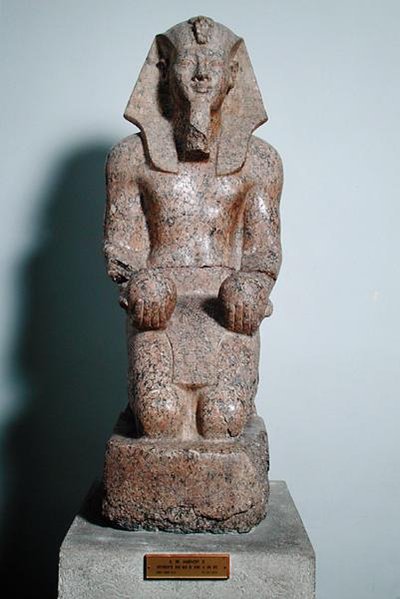 Klęczący posąg Amenhotepa II (1427-1392 p.n.e.) trzymającego w ręku ofiarę z wina, z Teb, Nowe Królestwo, ok. 1450-1425 p.n.e. (granit) autorstwa Egyptian 18th Dynasty
