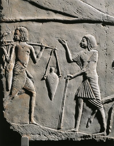 Życie w obozie wojskowym: nosiciel wody otrzymujący rozkazy od oficera, płaskorzeźba z grobowca Horemheba w Sakkarze. Szczegóły. autorstwa Egyptian 18th Dynasty