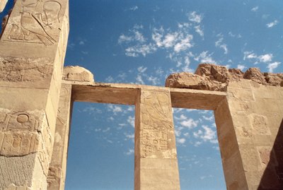 Nadproże przy wejściu do kaplicy Hathor, Świątynia grobowa Hatszepsut, Nowe Królestwo, c.1552-1296 pne autorstwa Egyptian 18th Dynasty