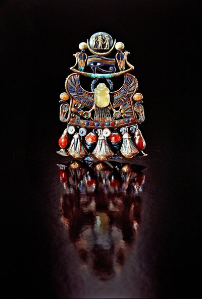 Pektorał z ptasim skarabeuszem, z grobowca Tutanchamona, Nowe Królestwo (złota cloisonne ozdobiona kamieniami półszlachetnymi i pastą szklaną) autorstwa Egyptian 18th Dynasty