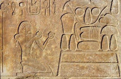 Królowa Hatszepsut (ok. 1503-1482 pne) klęcząca przed stołem ofiarnym, Świątynia Amona, Nowe Królestwo autorstwa Egyptian 18th Dynasty