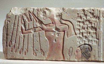 Relief przedstawiający Akenhatena i jego córkę ofiarowaną Atona, Nowe Królestwo, ok. 1352-1336 pne (wapień) autorstwa Egyptian 18th Dynasty
