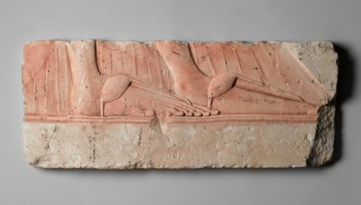 Relief przedstawiający okryte sandałami stopy królewskich kobiet, z Tell el-Amarna, Nowe Królestwo, ok. 1353-1332 pne (wapień) autorstwa Egyptian 18th Dynasty